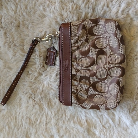 GUC Coach wristlet. - Picture 2 of 8